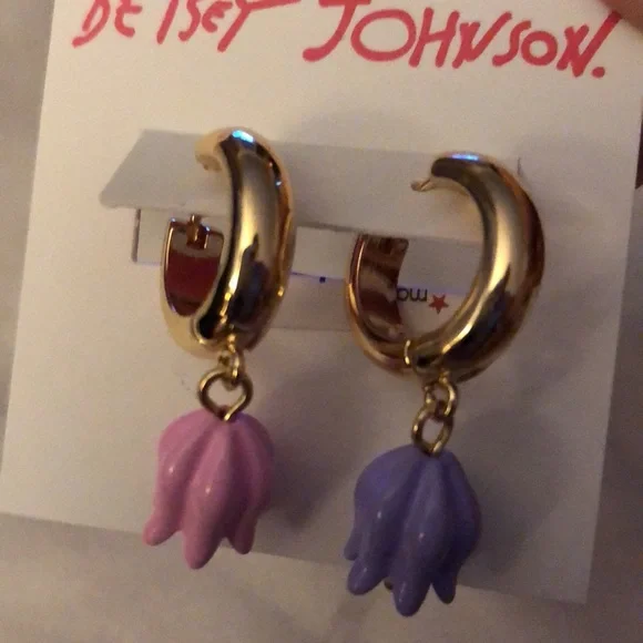Betsey Johnson Gold Tone Huggie Hoop Earrings Mismatched Tulip Charm NWT - Picture 1 of 13